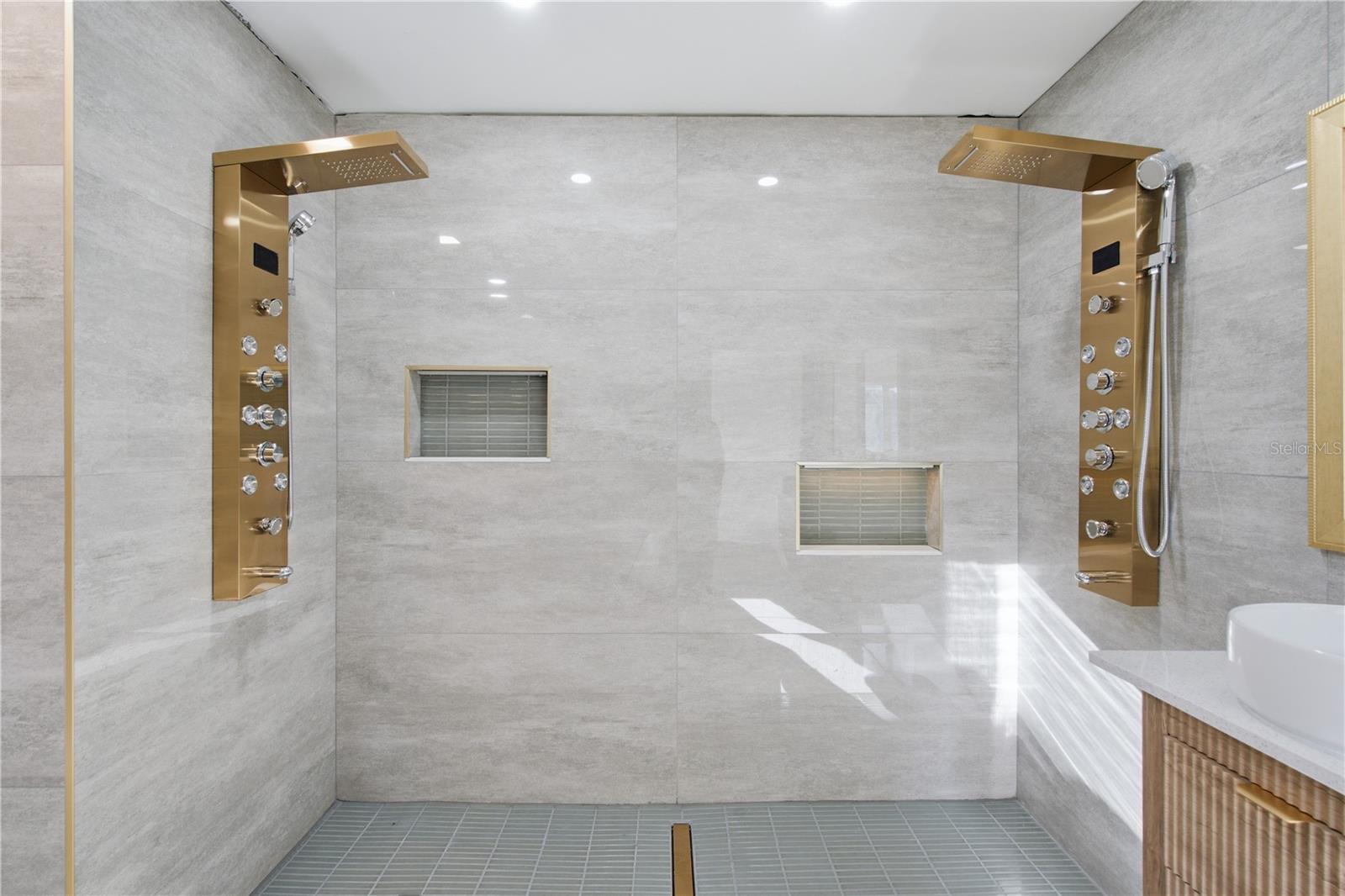 SUN PLAZA ISLES - Residential