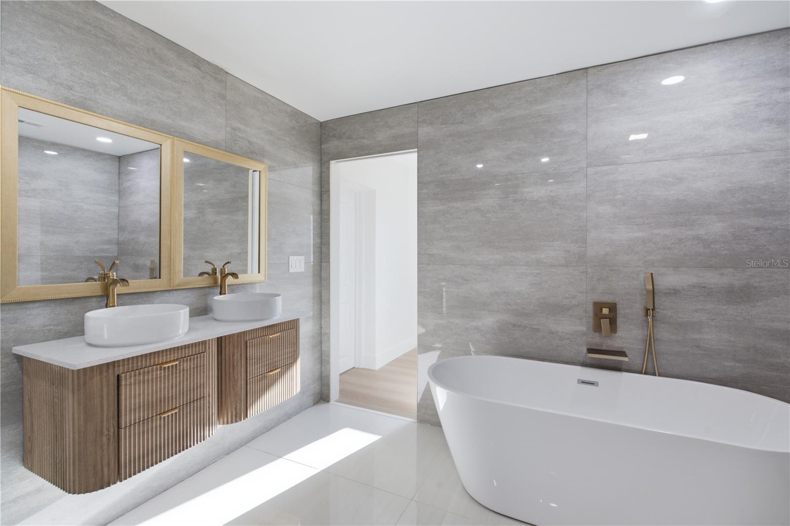 SUN PLAZA ISLES - Residential