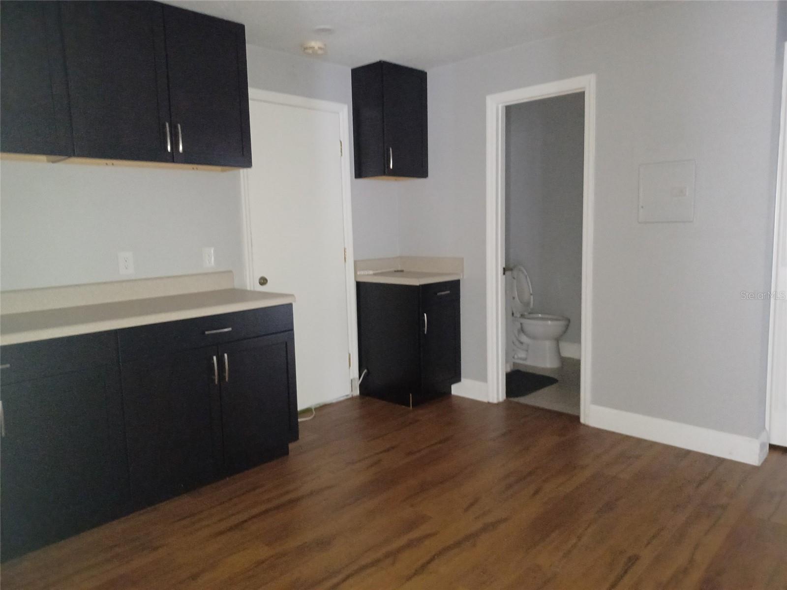 OAKRIDGE OFFICE CNTR A CONDO - Commercial Lease