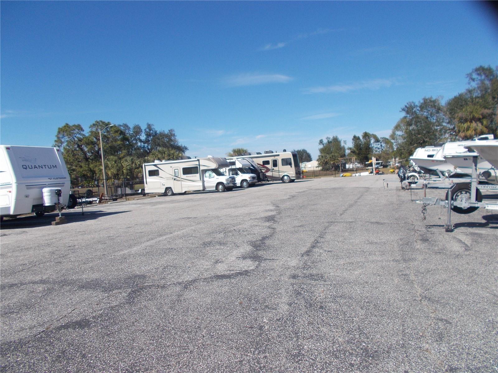 HOLIDAY PARK - Land
