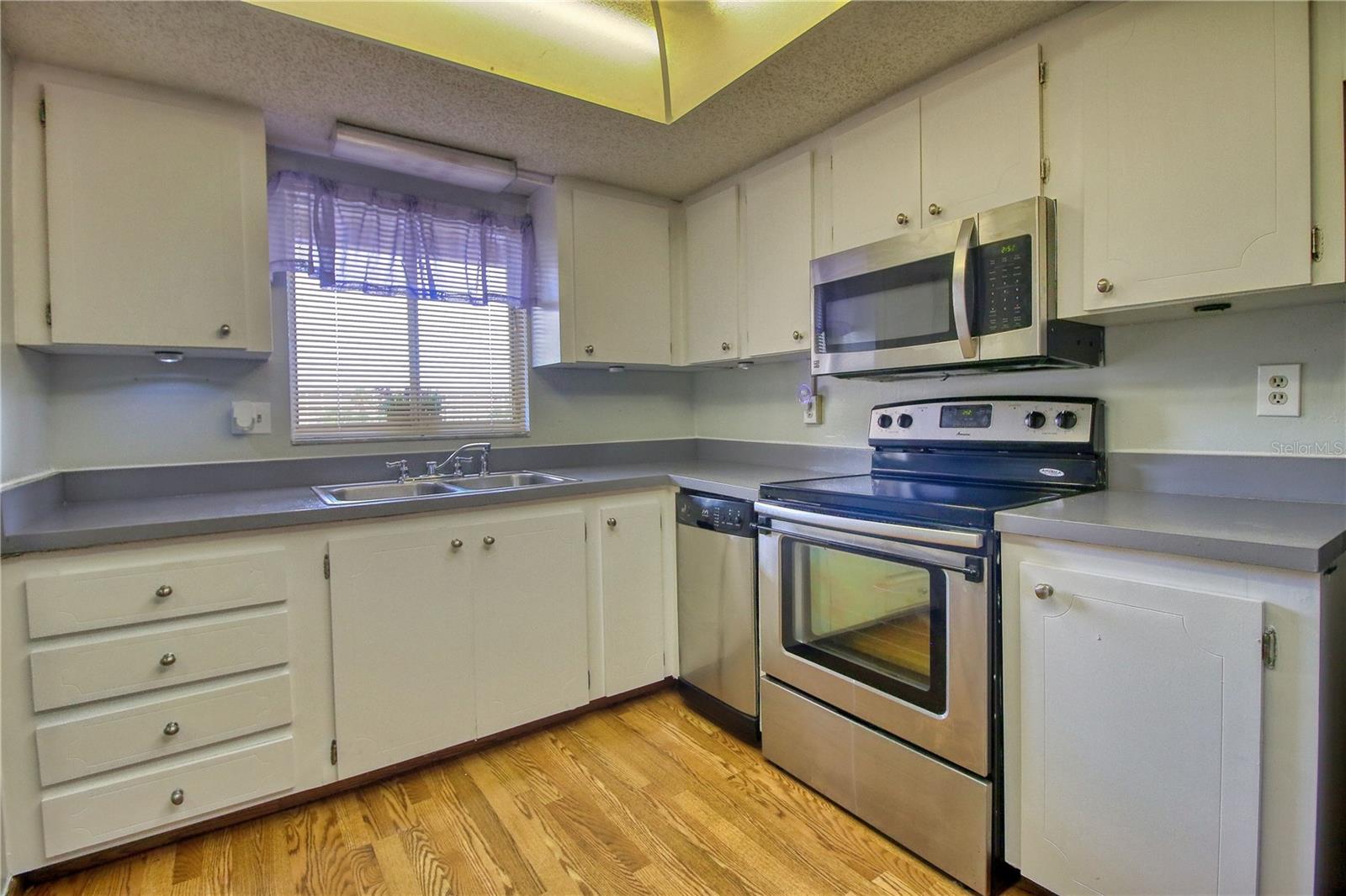 BAYSHORE ON THE LAKE APTS II SEC 3 - Residential