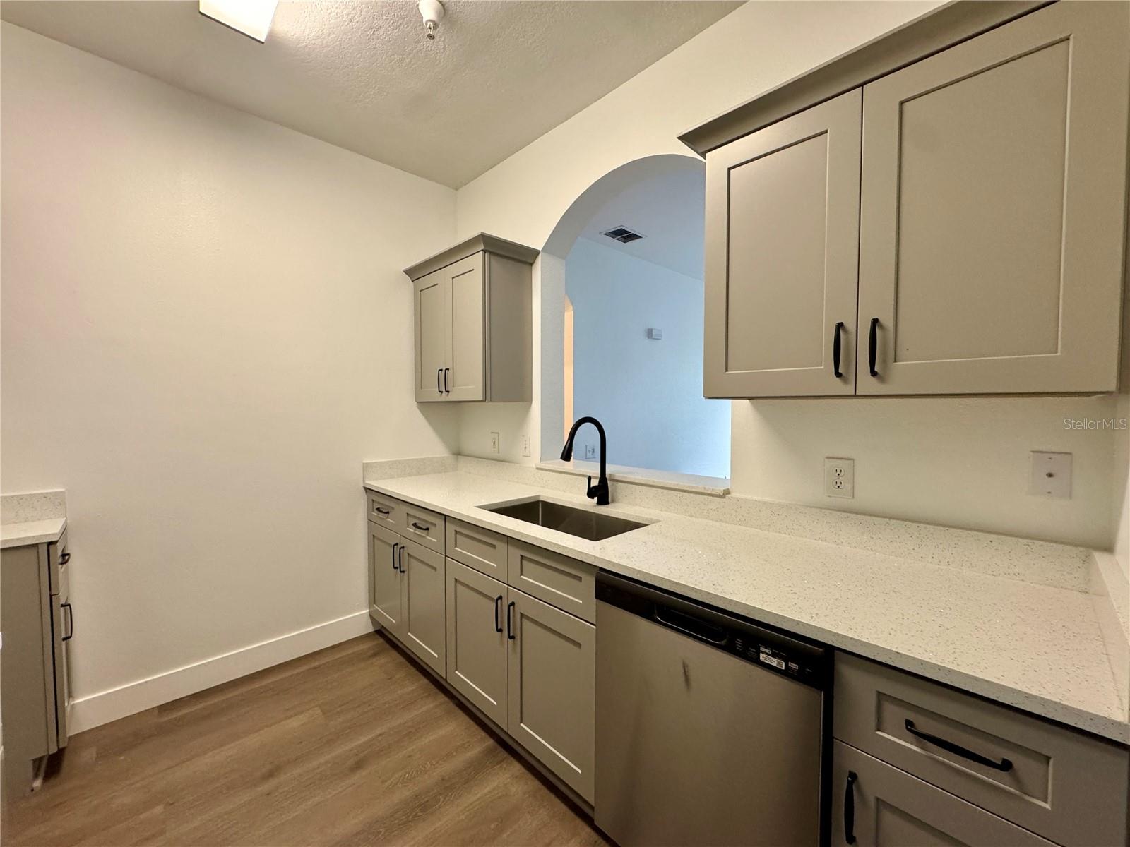 CRESTVIEW CONDO PH 01 - Residential