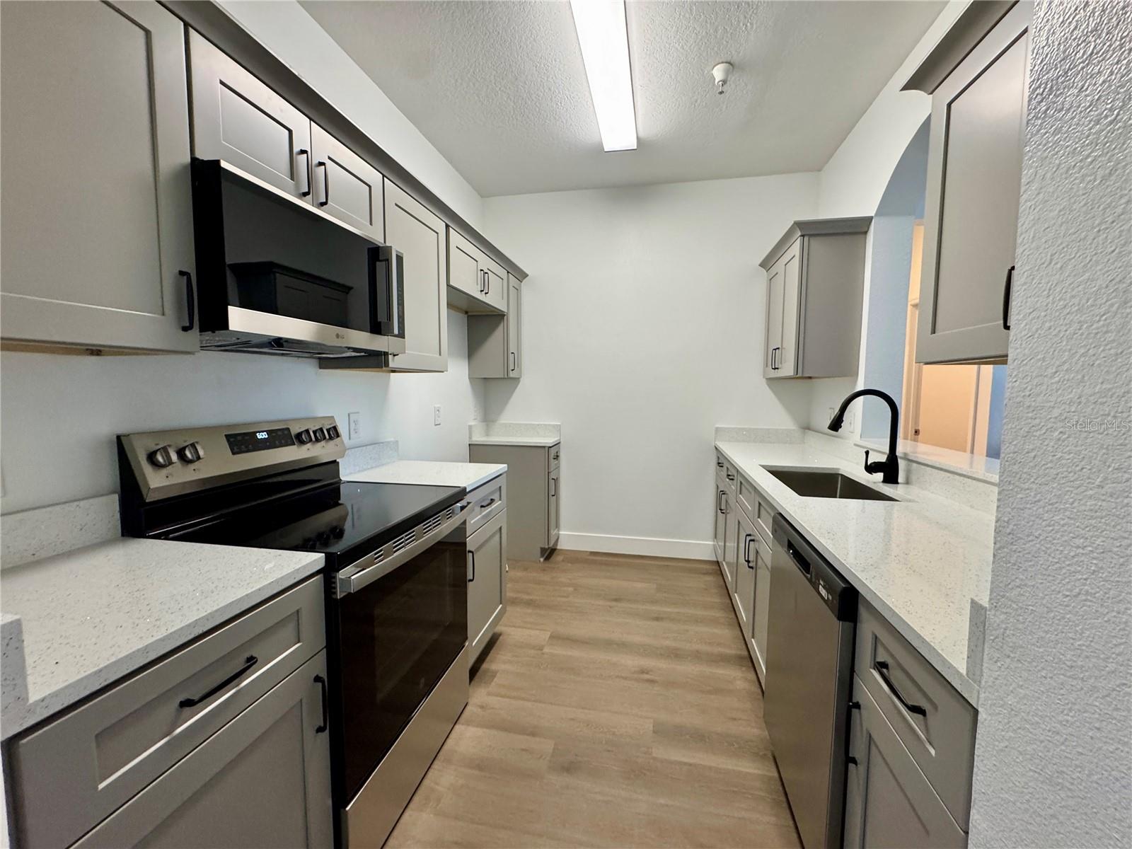CRESTVIEW CONDO PH 01 - Residential