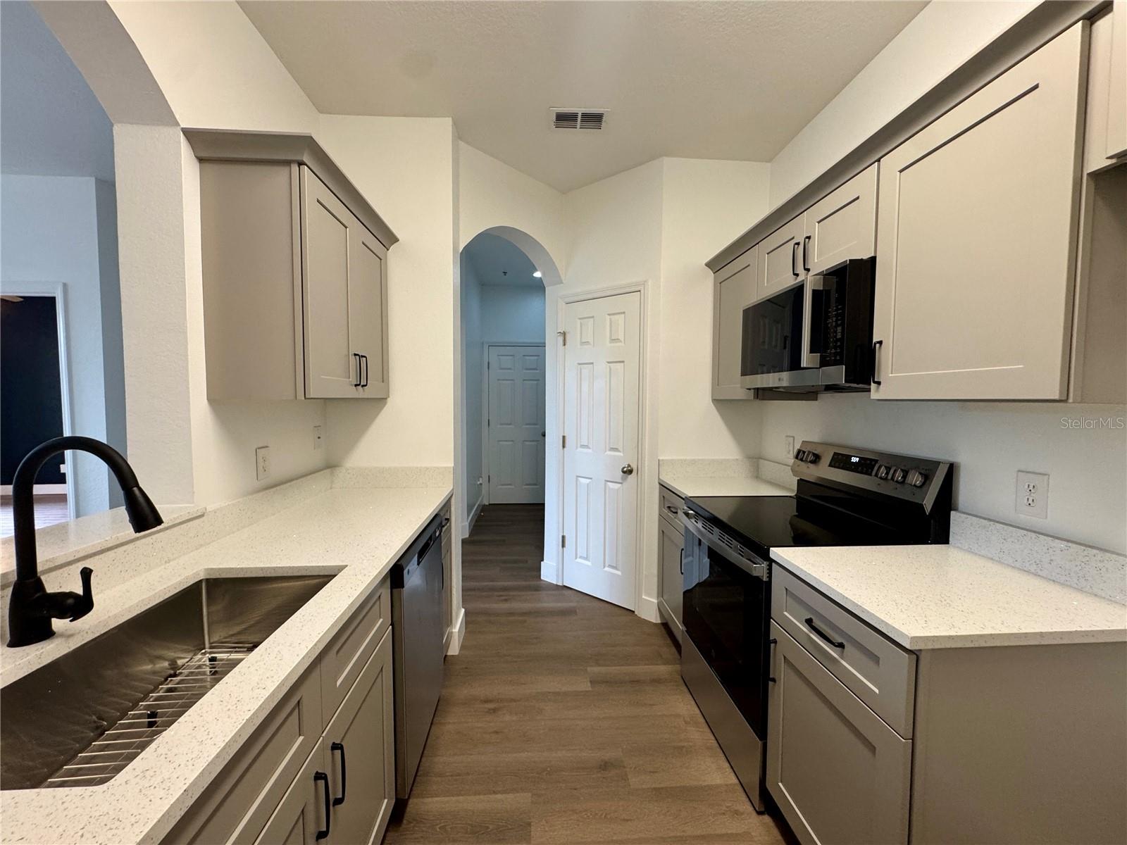 CRESTVIEW CONDO PH 01 - Residential