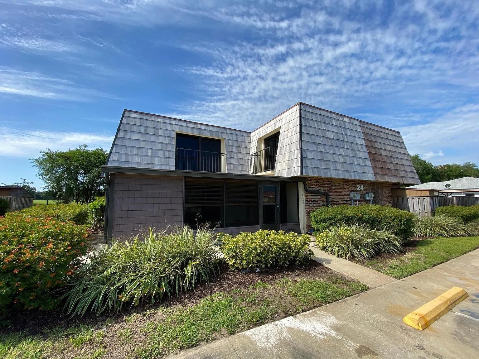 Come and enjoy all that Royal Oak Estates has to offer! The pool, gym, shuffleboard, and recreation area are all just across the street for your pleasure. This 2/2 townhouse recently had a new dishwasher, range, and toilets installed. The master bedroom features a spacious room, walk in closet, and double vanity sinks. This is a quiet gated community that is just 3-5 miles from hospitals, schools, and the Villages.  

Owner pays for HOA and all exterior maintenance. Tenant pays for all utilities.