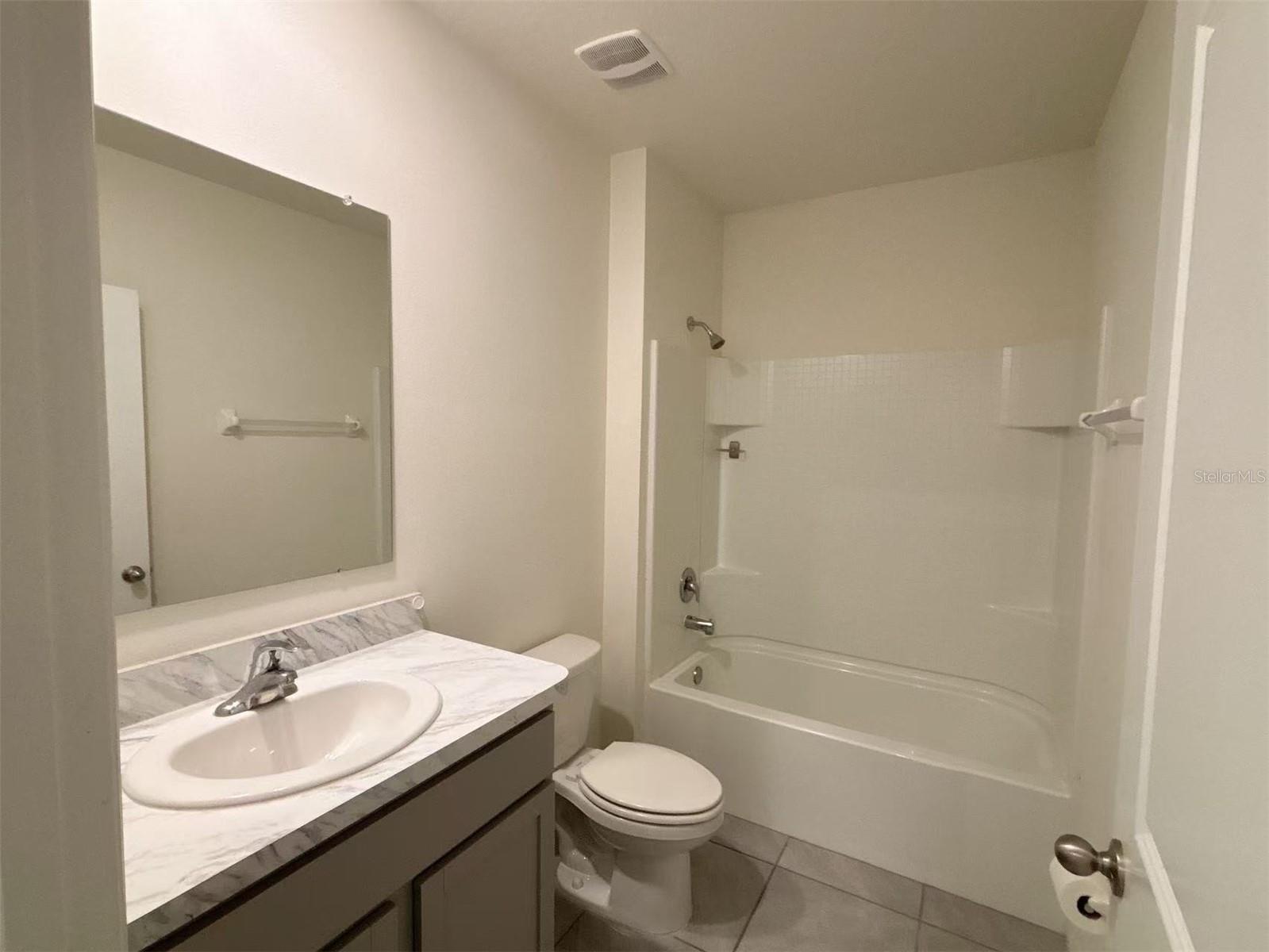 LAKE DIAMOND NORTH - Residential Lease