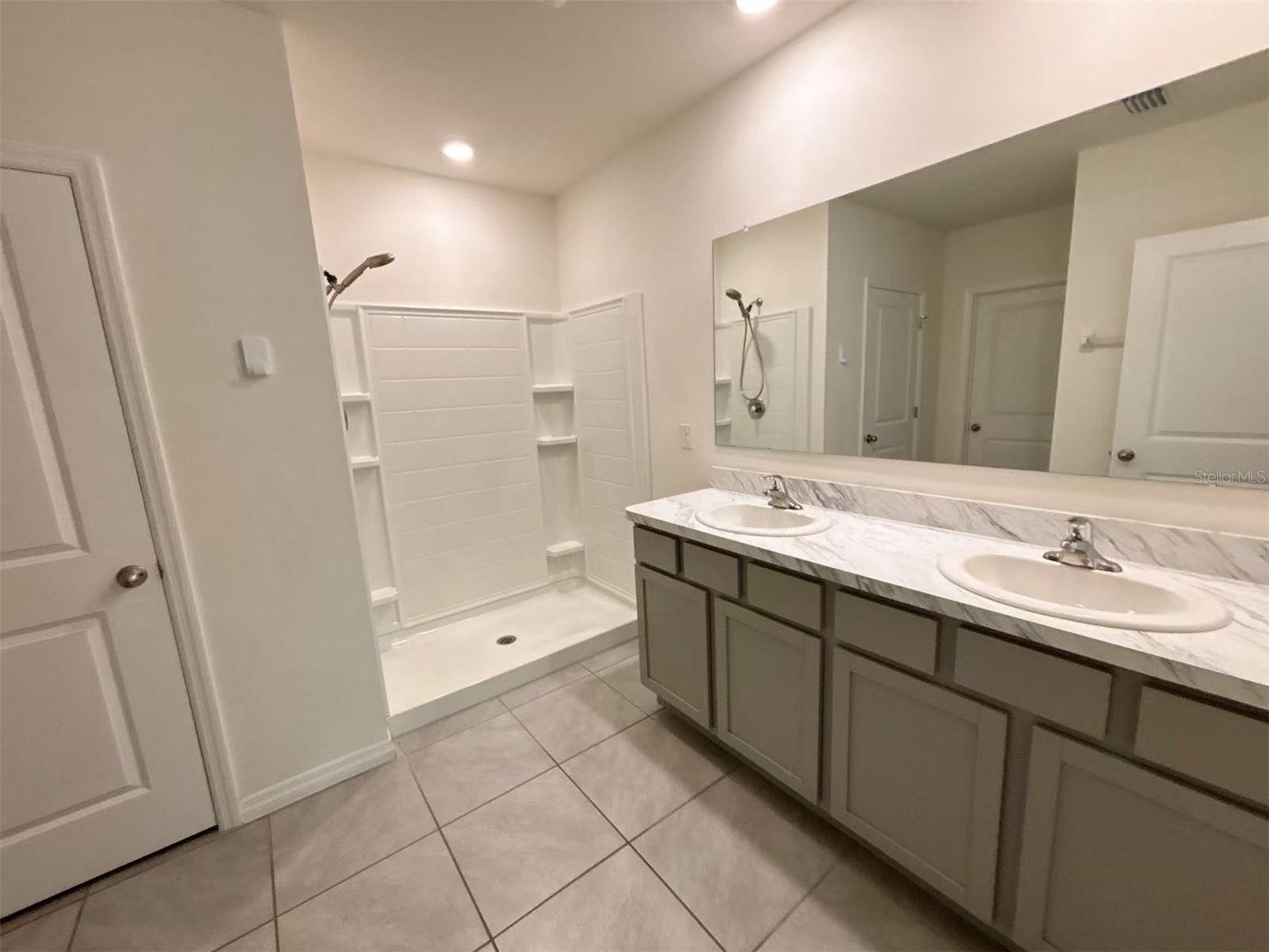LAKE DIAMOND NORTH - Residential Lease