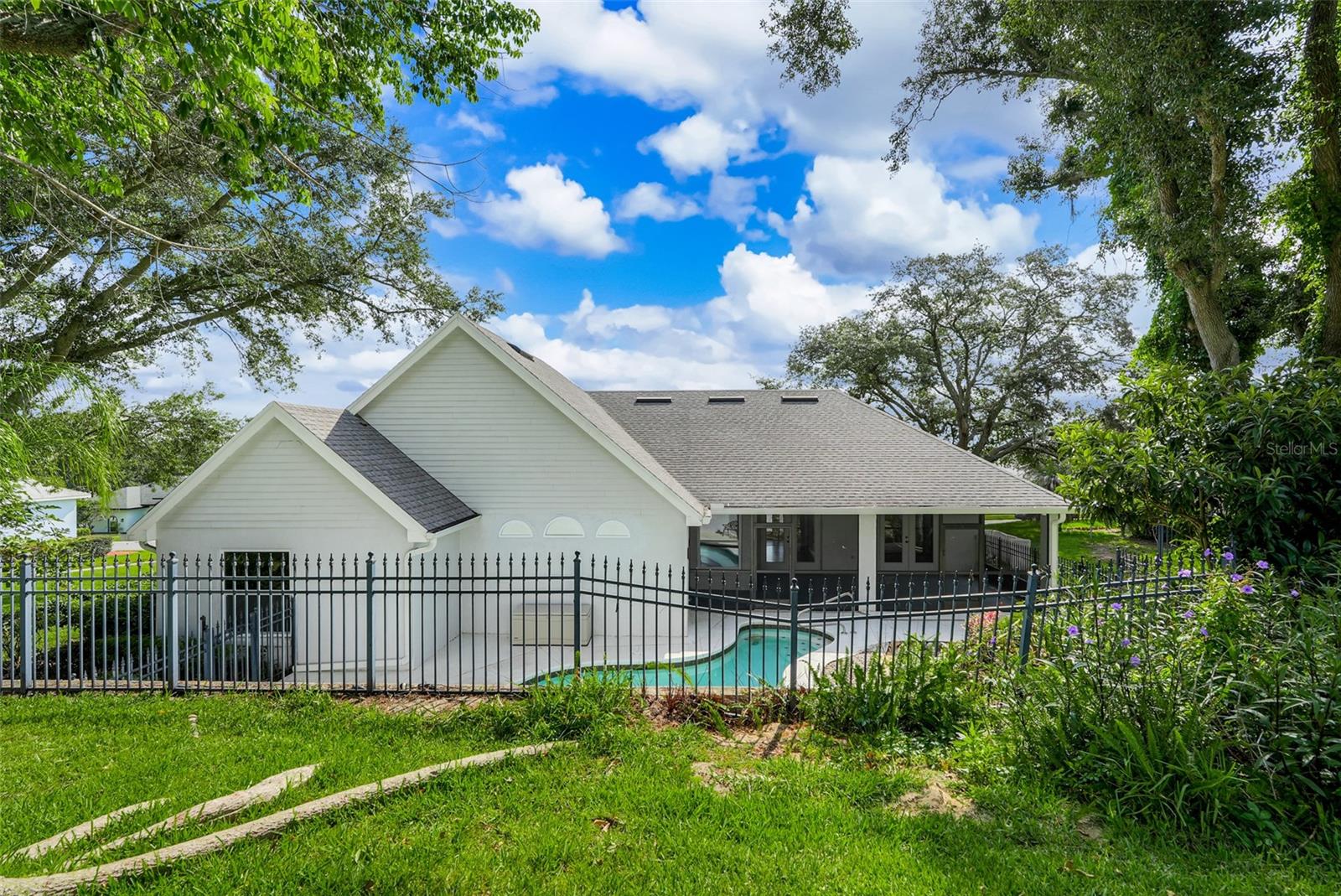 VILLAGE GREEN - Residential