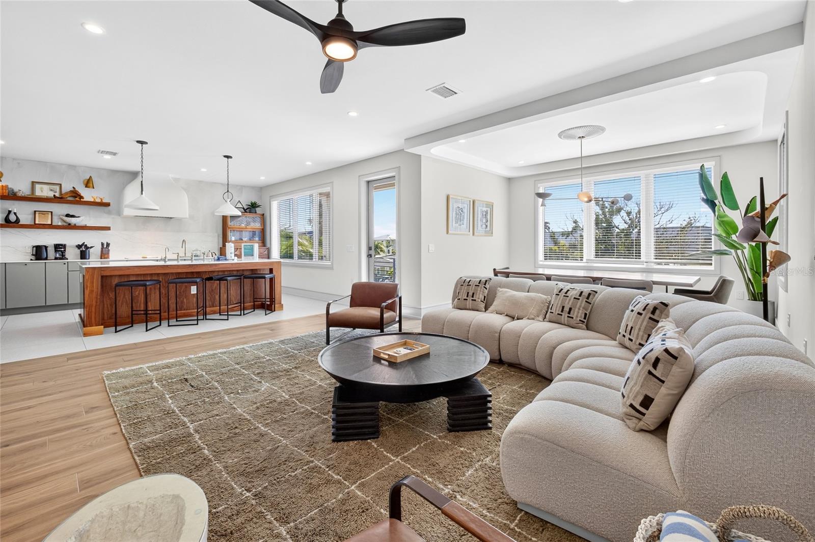 BAY MANOR - Residential