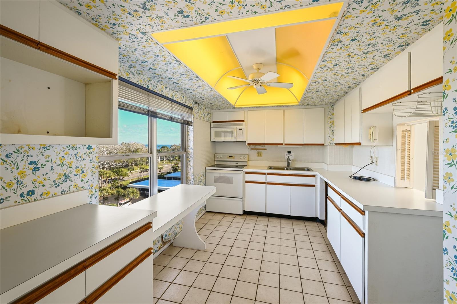 LONGBOAT HARBOUR TOWERS - Residential