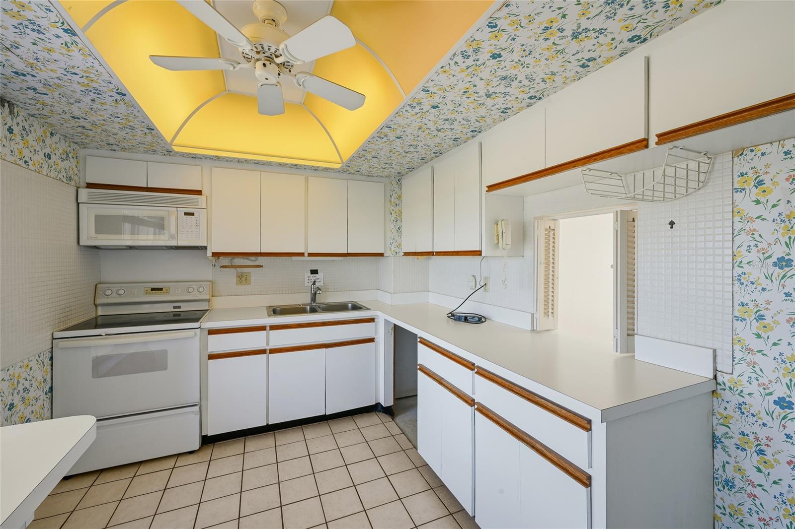 LONGBOAT HARBOUR TOWERS - Residential