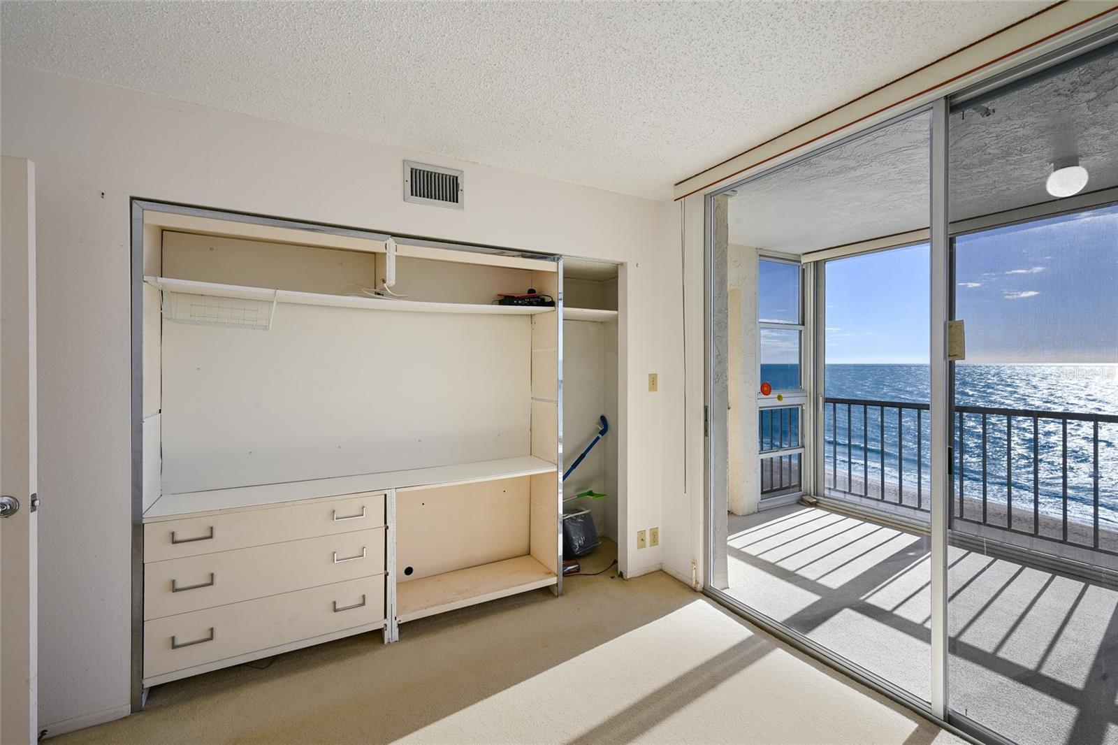 LONGBOAT HARBOUR TOWERS - Residential