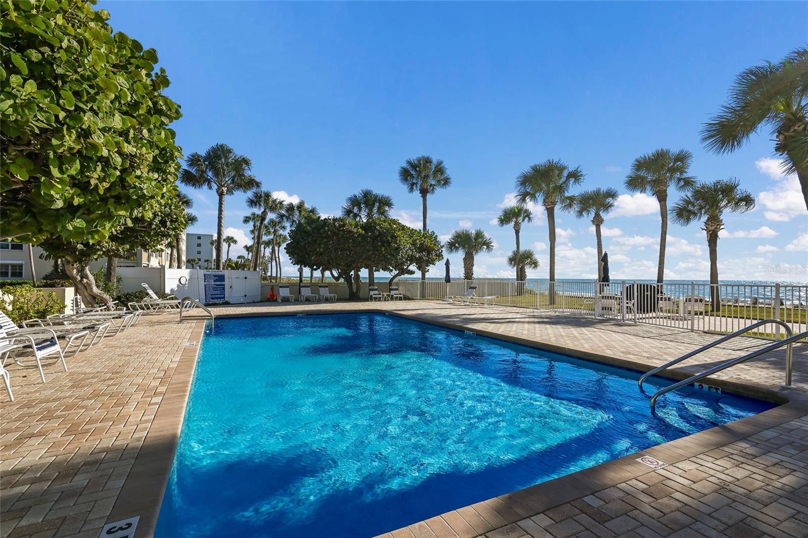 LONGBOAT HARBOUR TOWERS - Residential