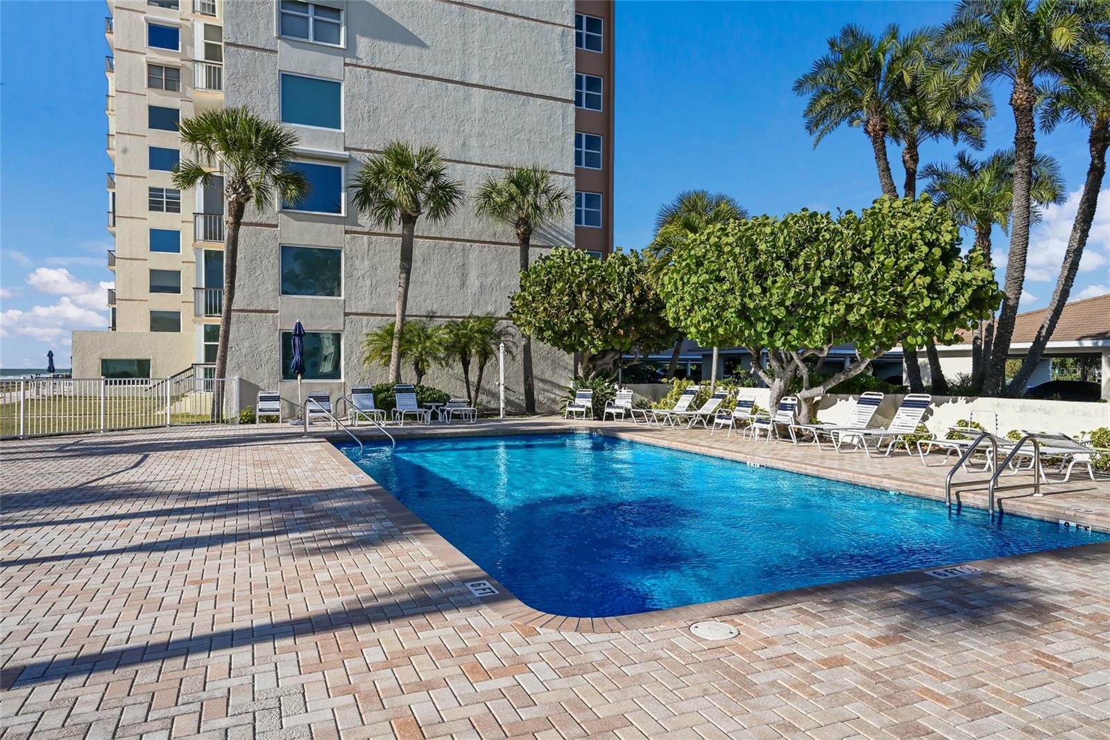 LONGBOAT HARBOUR TOWERS - Residential