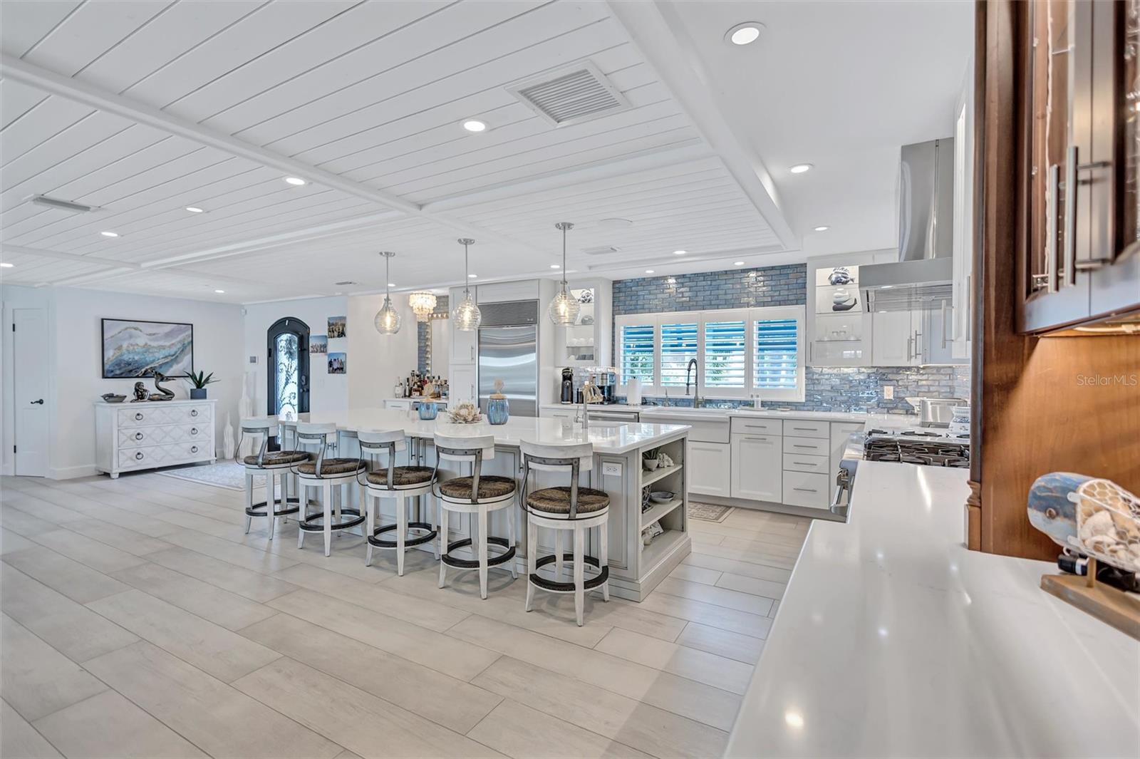 COUNTRY CLUB SHORES - Residential