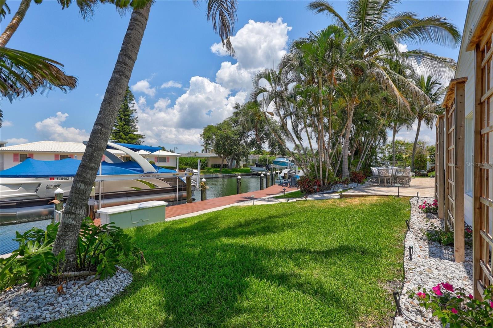 COUNTRY CLUB SHORES - Residential