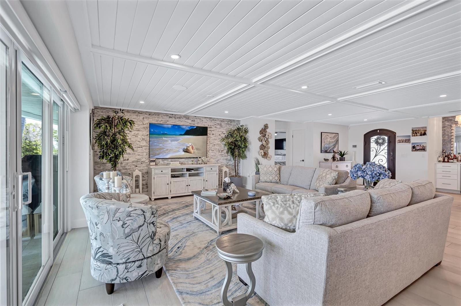 COUNTRY CLUB SHORES - Residential