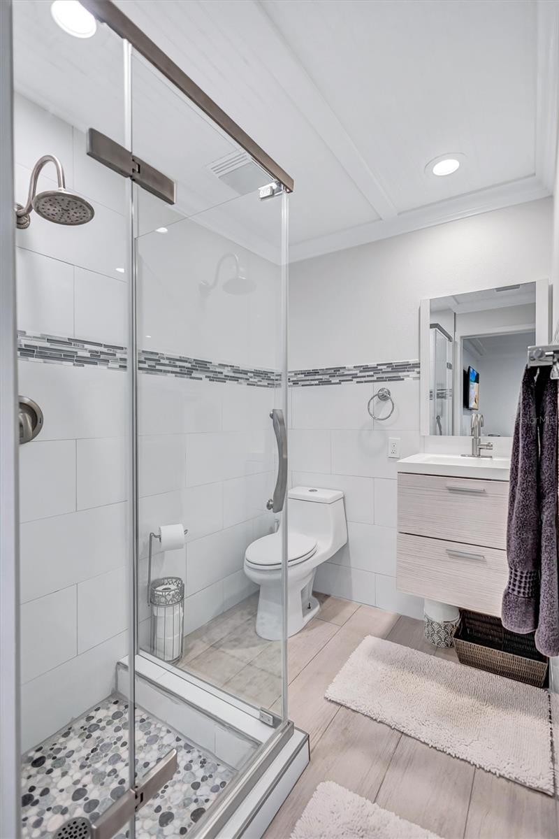 COUNTRY CLUB SHORES - Residential