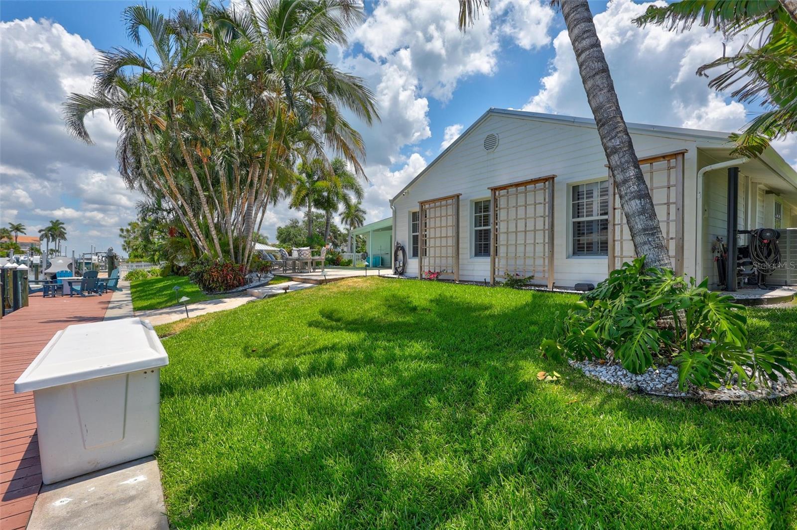 COUNTRY CLUB SHORES - Residential