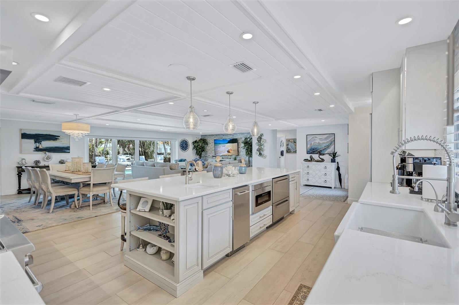 COUNTRY CLUB SHORES - Residential