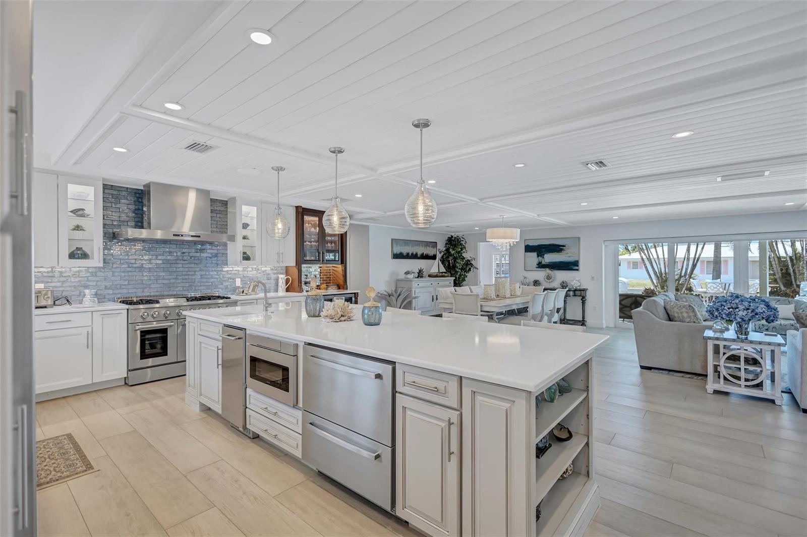 COUNTRY CLUB SHORES - Residential