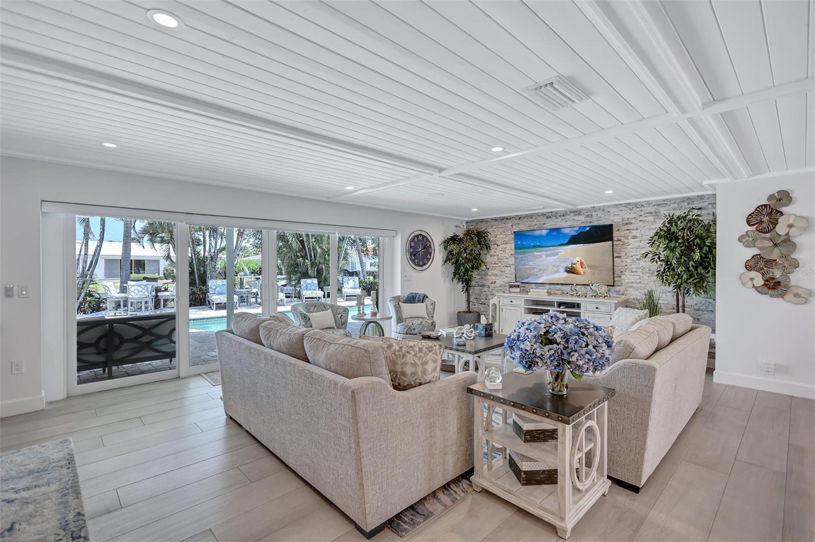 COUNTRY CLUB SHORES - Residential