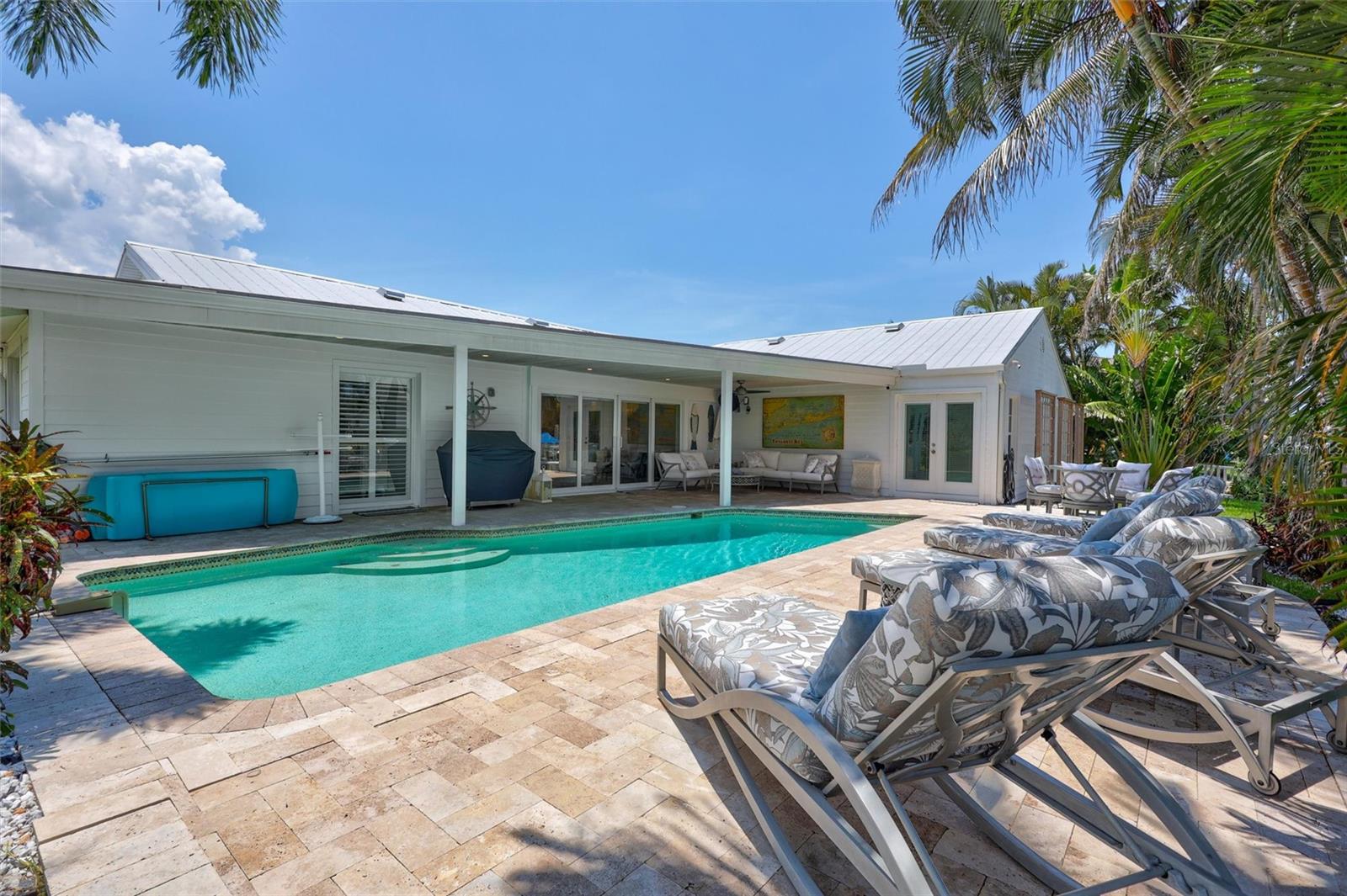 COUNTRY CLUB SHORES - Residential