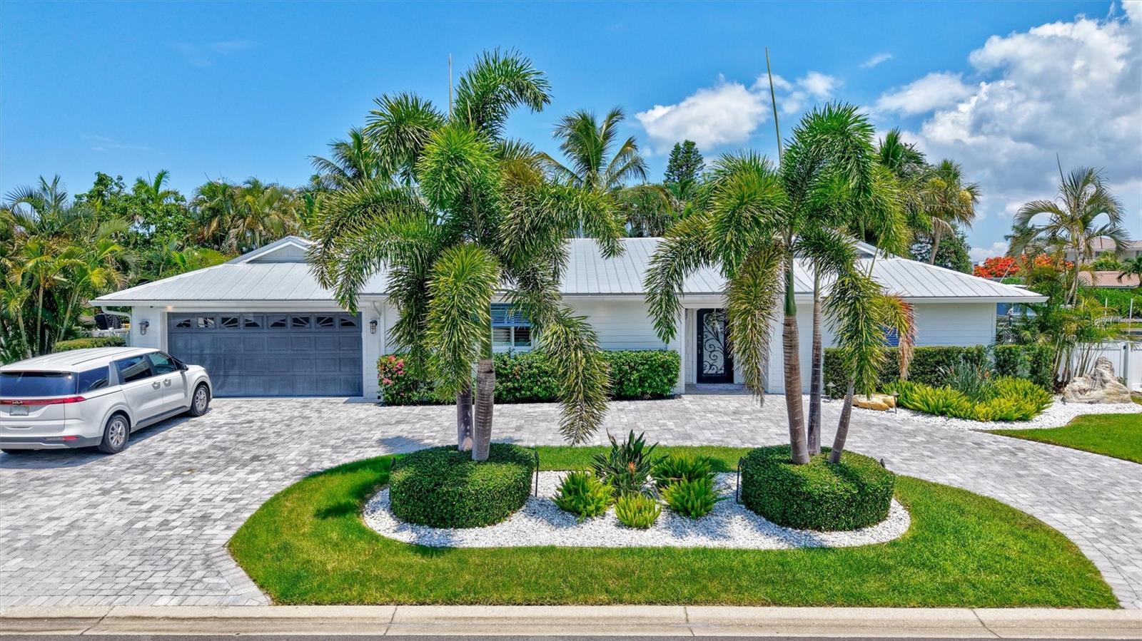 COUNTRY CLUB SHORES - Residential