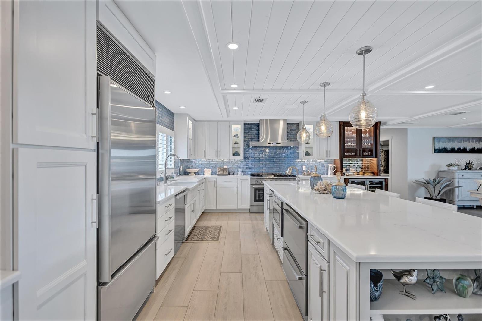 COUNTRY CLUB SHORES - Residential