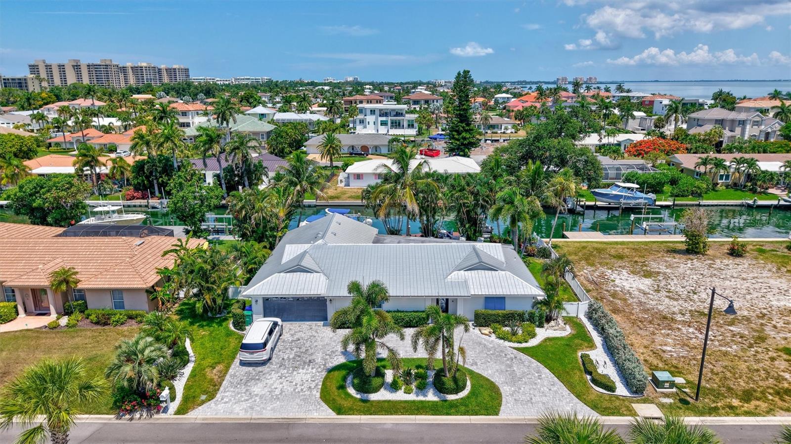 COUNTRY CLUB SHORES - Residential