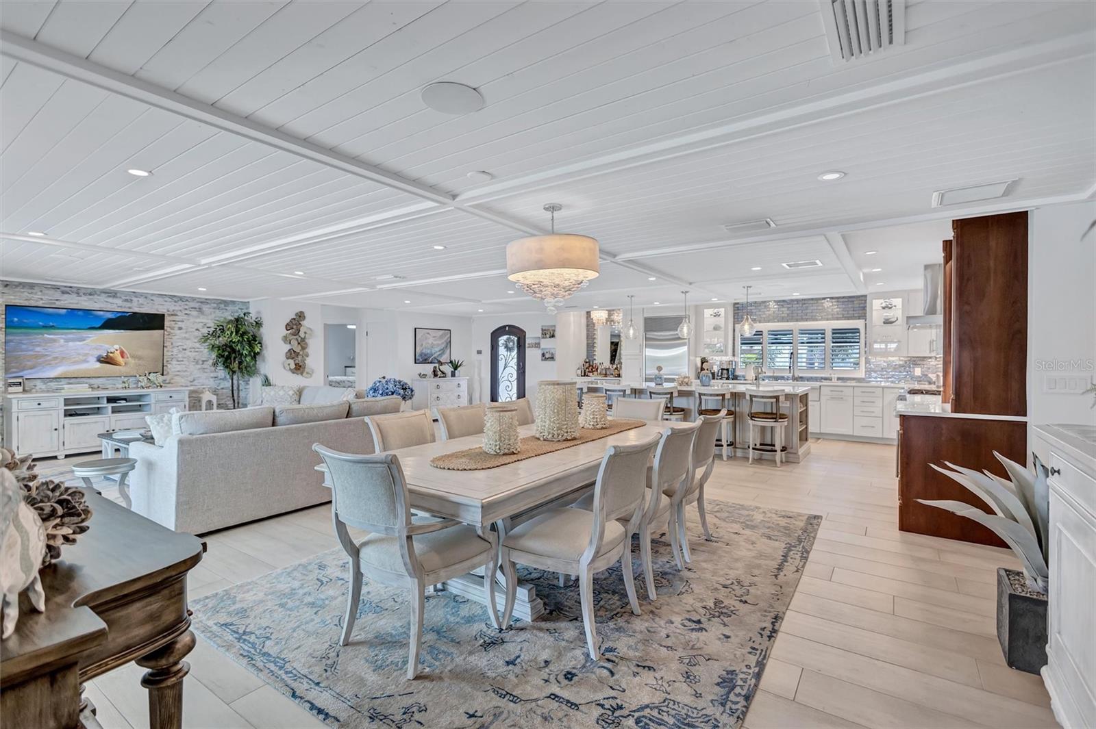 COUNTRY CLUB SHORES - Residential