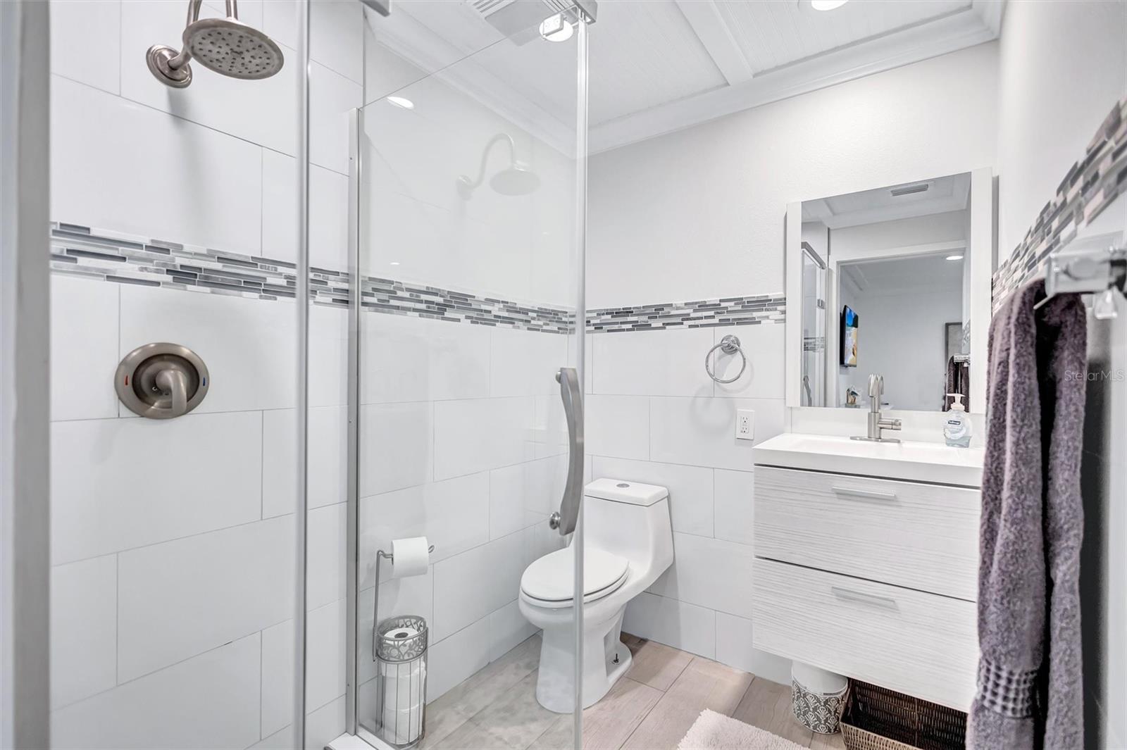 COUNTRY CLUB SHORES - Residential