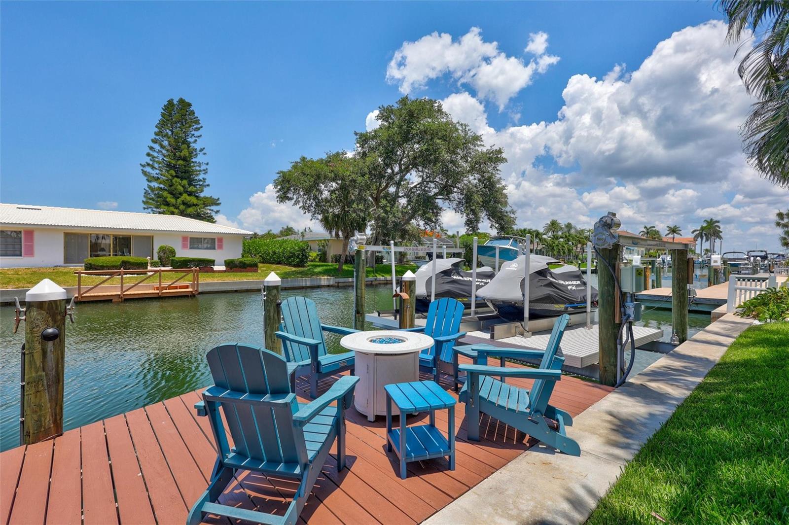 COUNTRY CLUB SHORES - Residential
