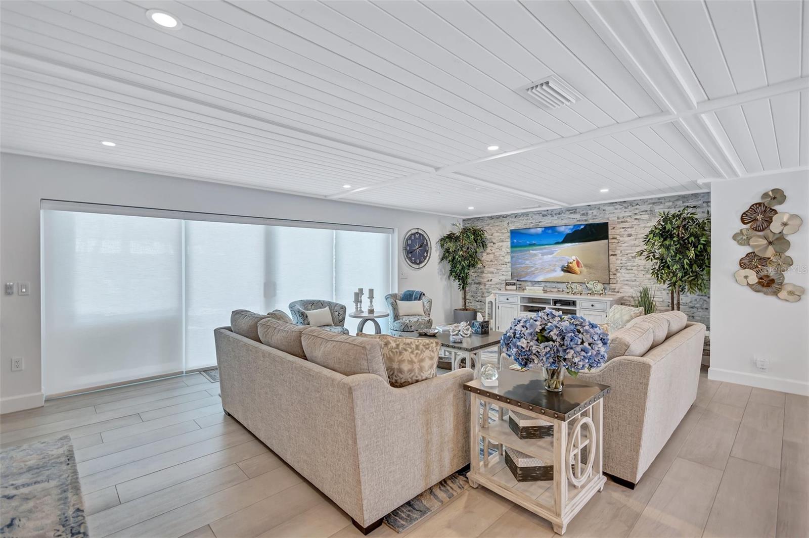 COUNTRY CLUB SHORES - Residential