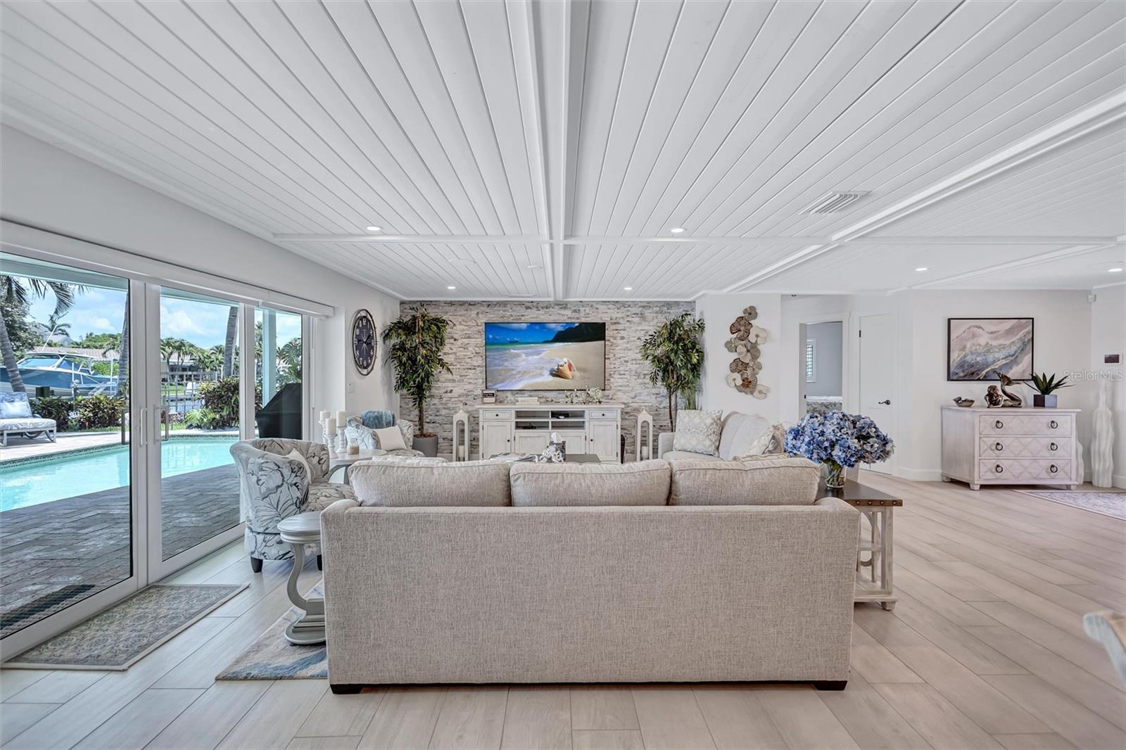 COUNTRY CLUB SHORES - Residential