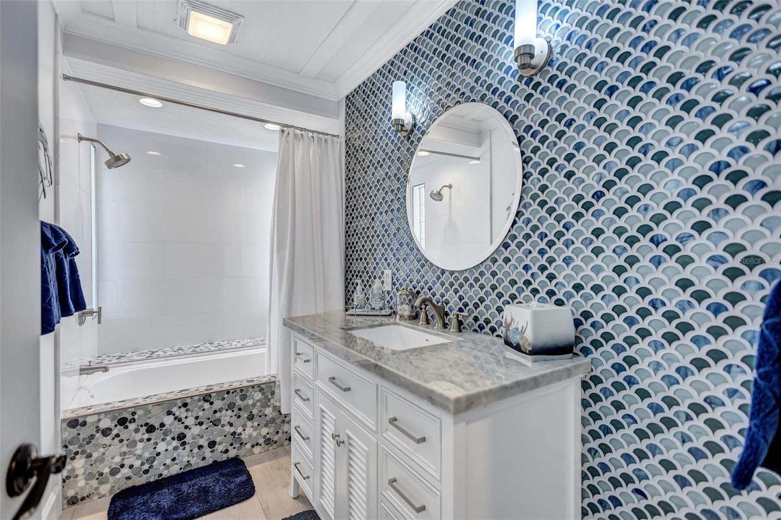 COUNTRY CLUB SHORES - Residential