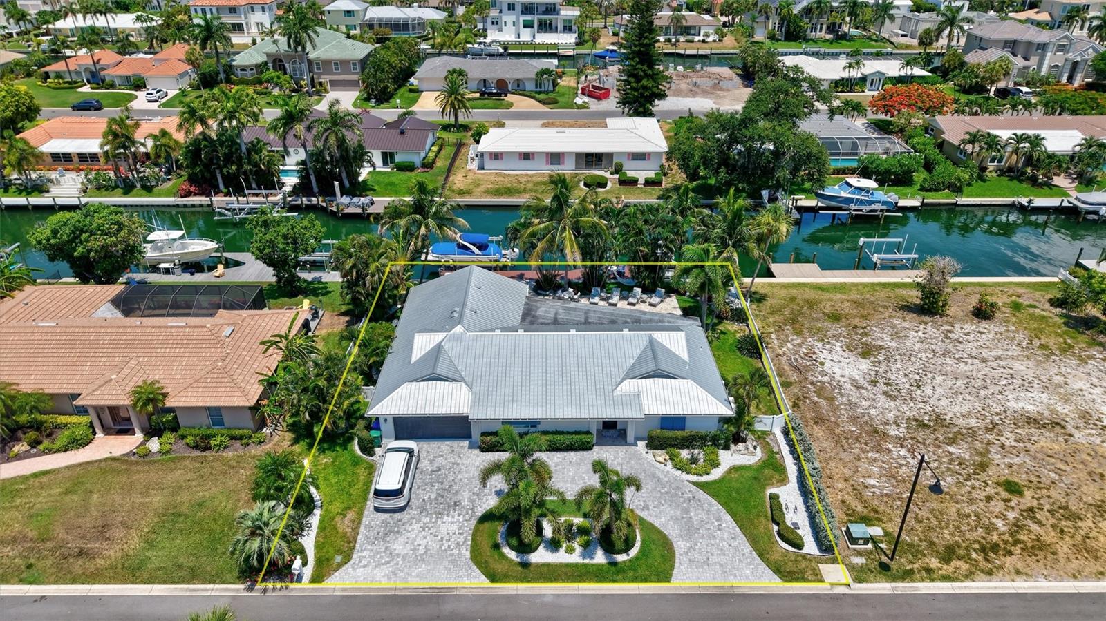 COUNTRY CLUB SHORES - Residential
