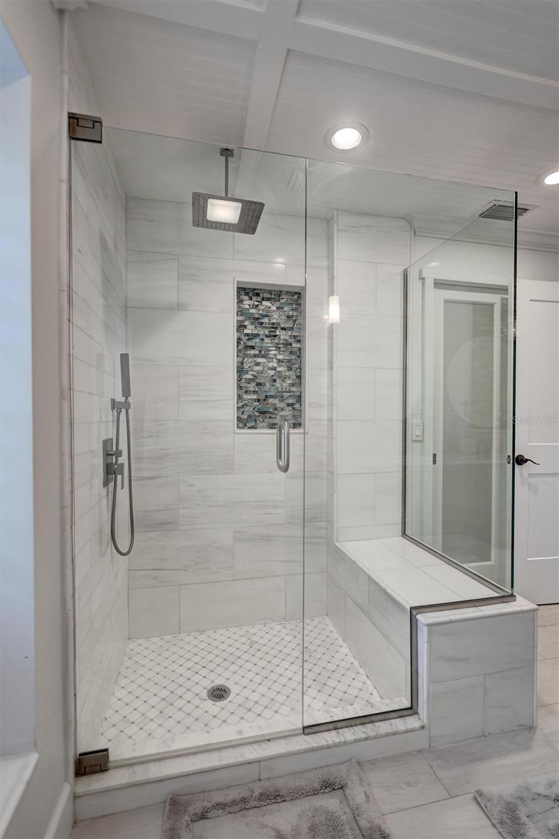 COUNTRY CLUB SHORES - Residential