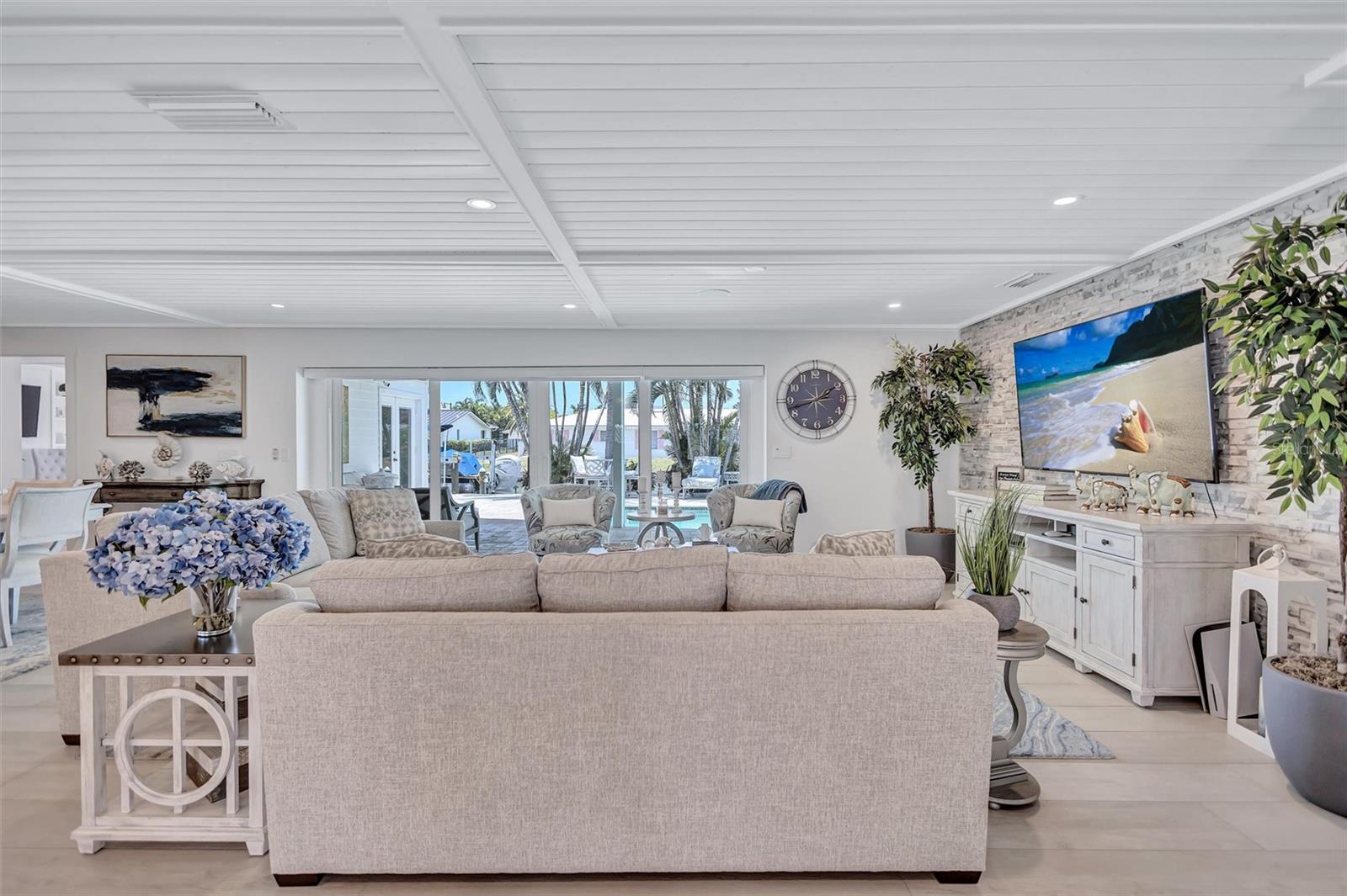 COUNTRY CLUB SHORES - Residential