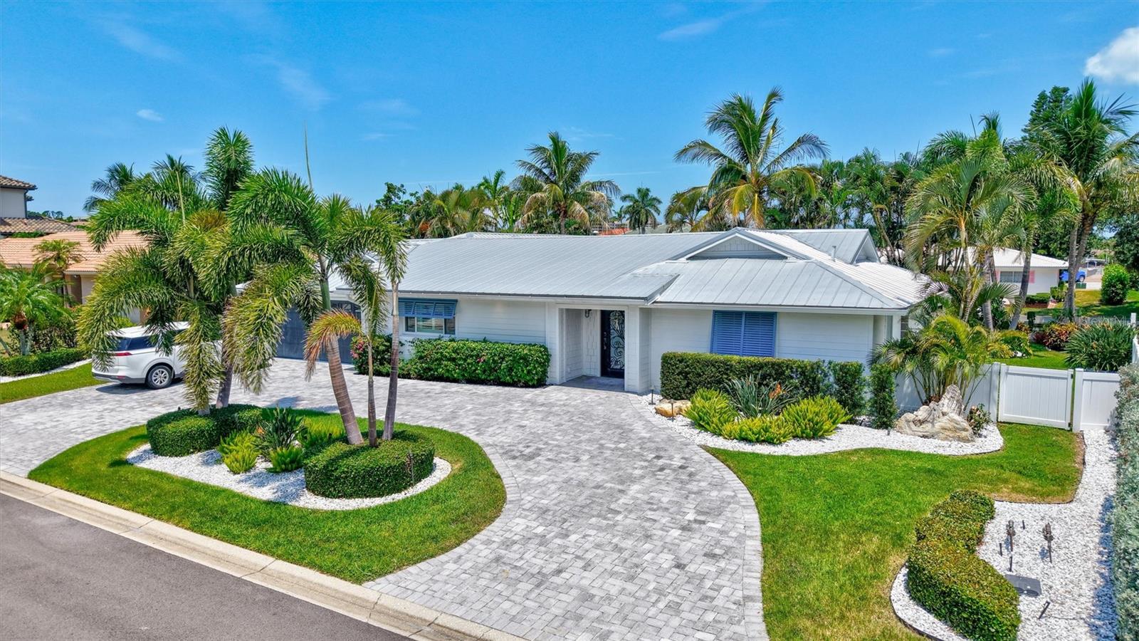 COUNTRY CLUB SHORES - Residential