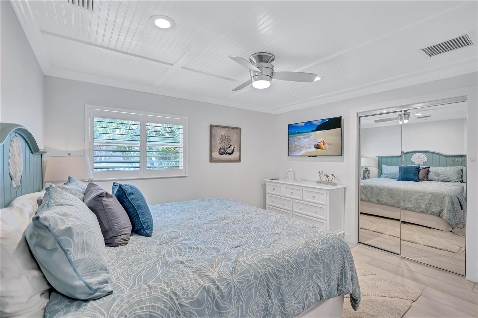 COUNTRY CLUB SHORES - Residential