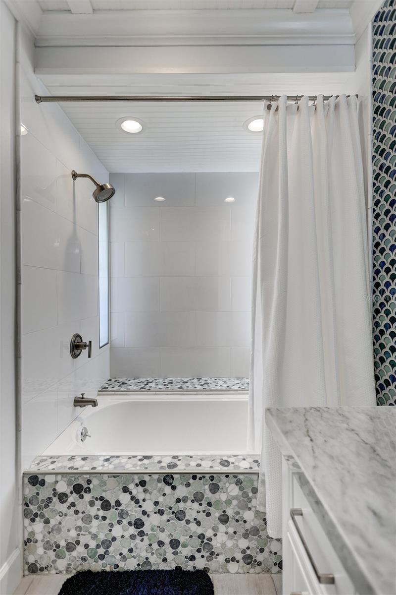 COUNTRY CLUB SHORES - Residential