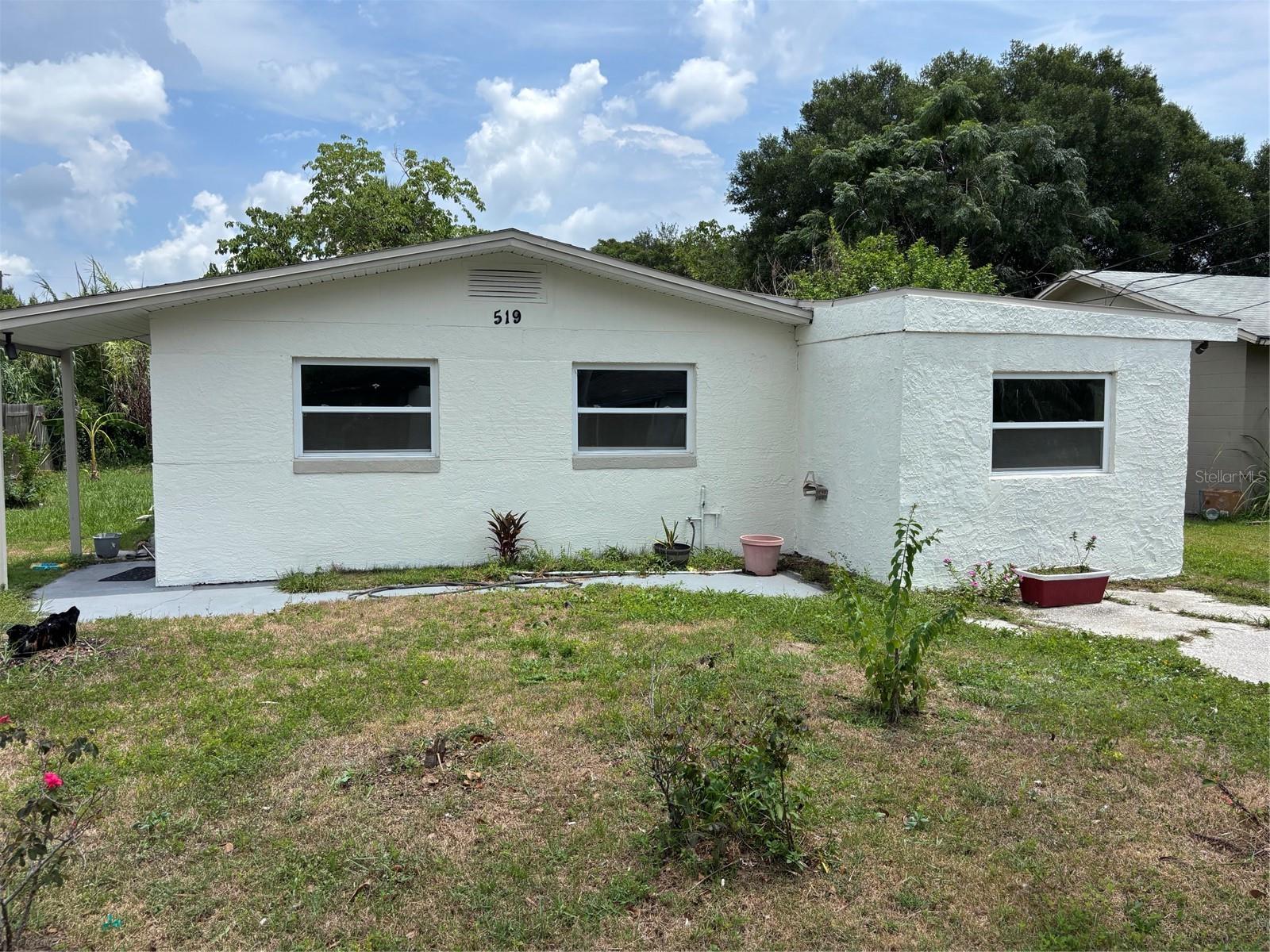 SINGLE FAMILY PROPERTY LOCATED IN CATALINA PARK. HOUSE IS A 3 BEDROOM/2 BATHROOM WITH 1,005 SQFT. INSIDE OF PROPERTY FRESHLY PAINTED AND CLEANED.