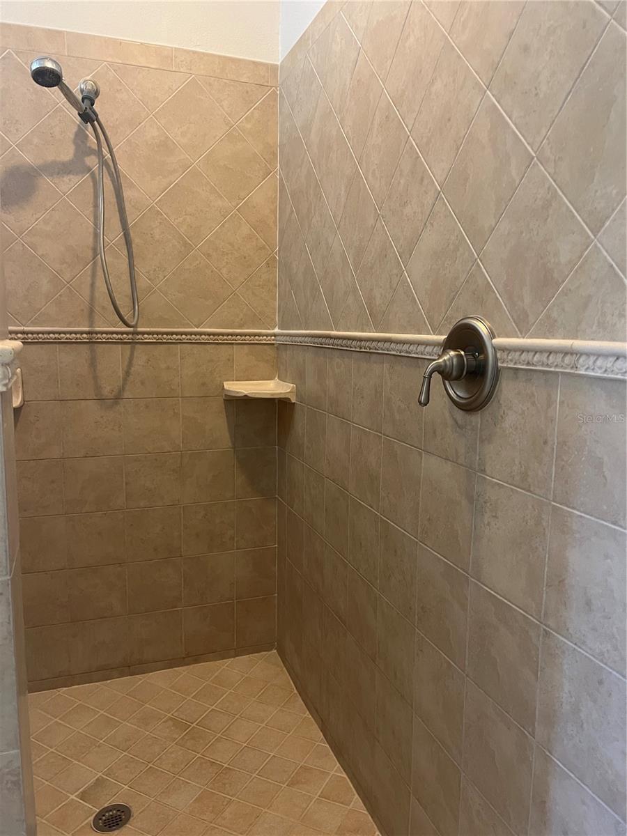 VENETIAN FALLS - Residential
