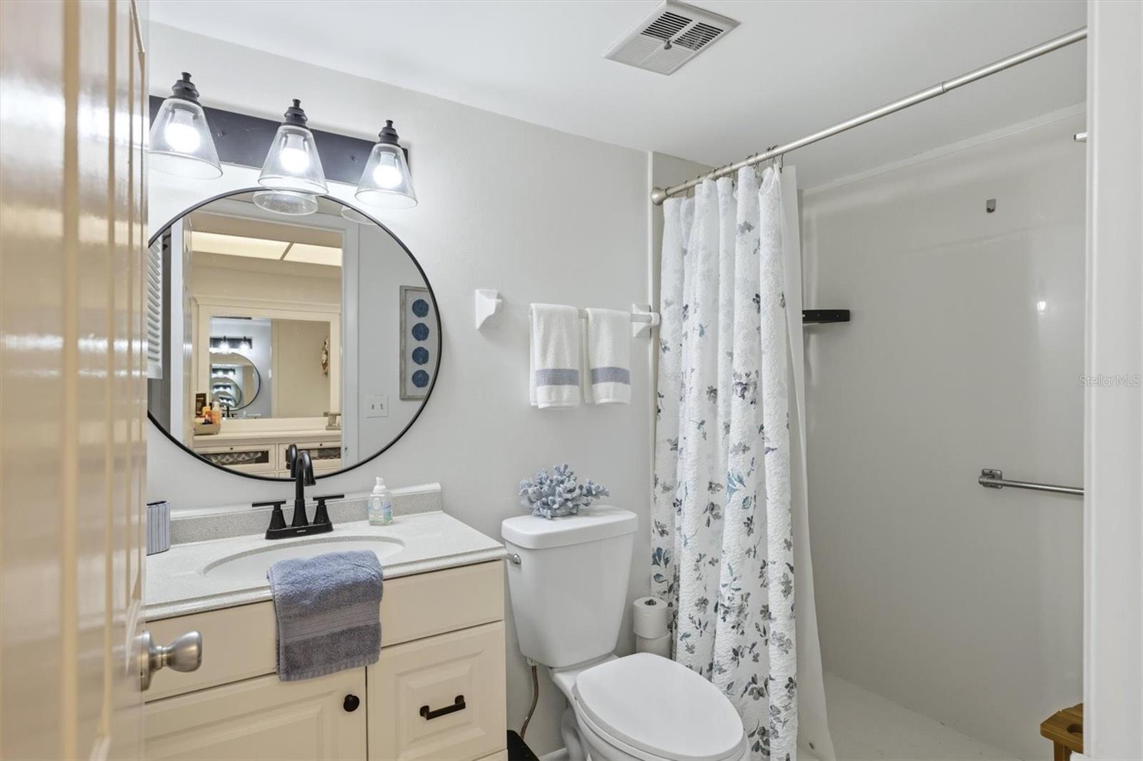 BAYSHORE ON THE LAKE APTS III SEC2 - Residential