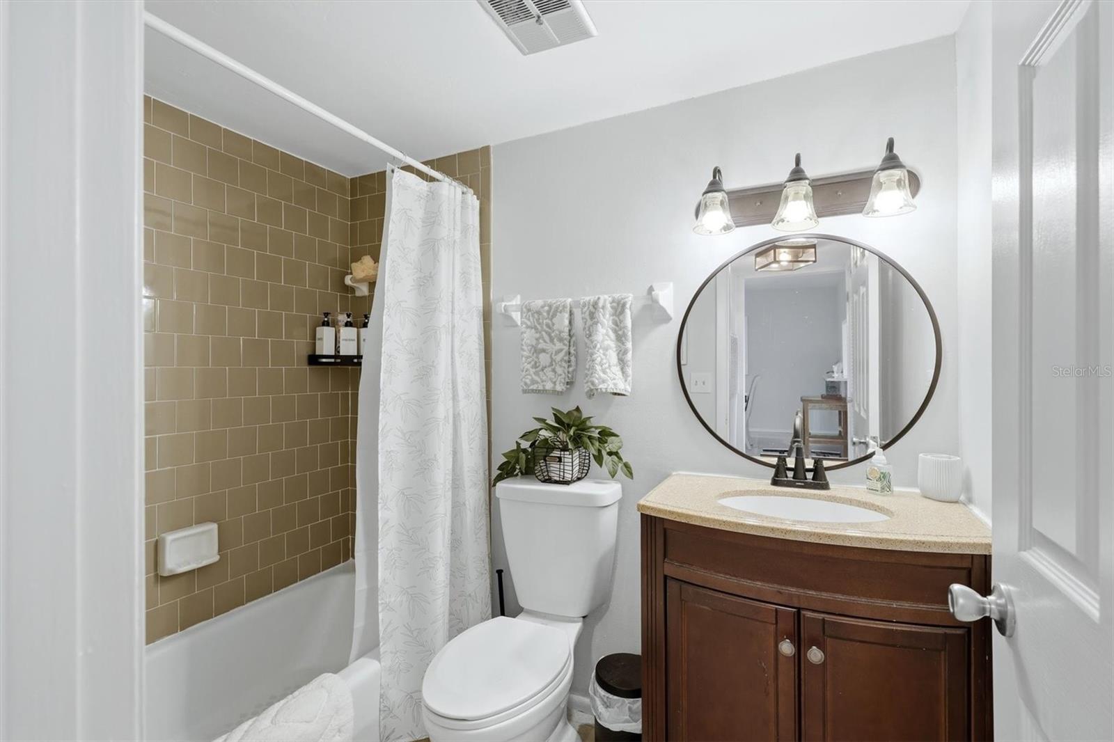 BAYSHORE ON THE LAKE APTS III SEC2 - Residential
