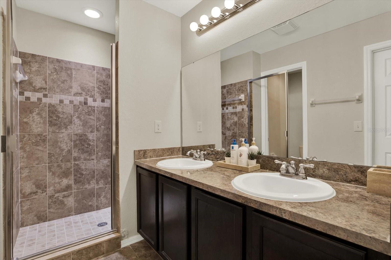 OAKWOOD TERRACE TWNHMS PHAS - Residential Lease