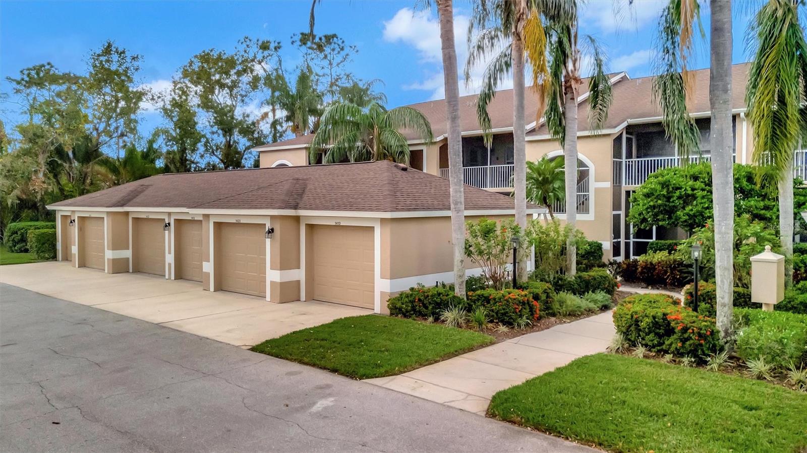 HERITAGE OAKS GOLF & COUNTRY CLUB - Residential