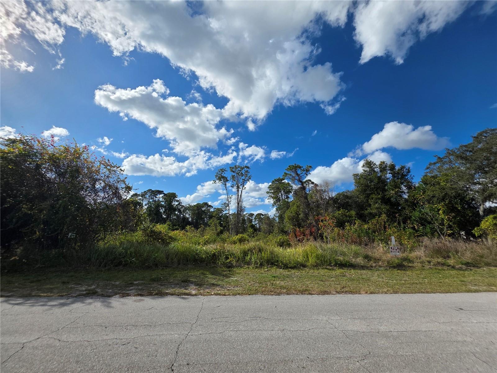 Charming Lot Awaiting Your Dream Home! This beautiful property is primed for your custom-built oasis. With a quick closing possible in just two weeks, you can start planning your dream home without delay! Feel free to visit the property directly and imagine the endless possibilities that await you. Don't miss this opportunity to create the perfect space tailored to your lifestyle!