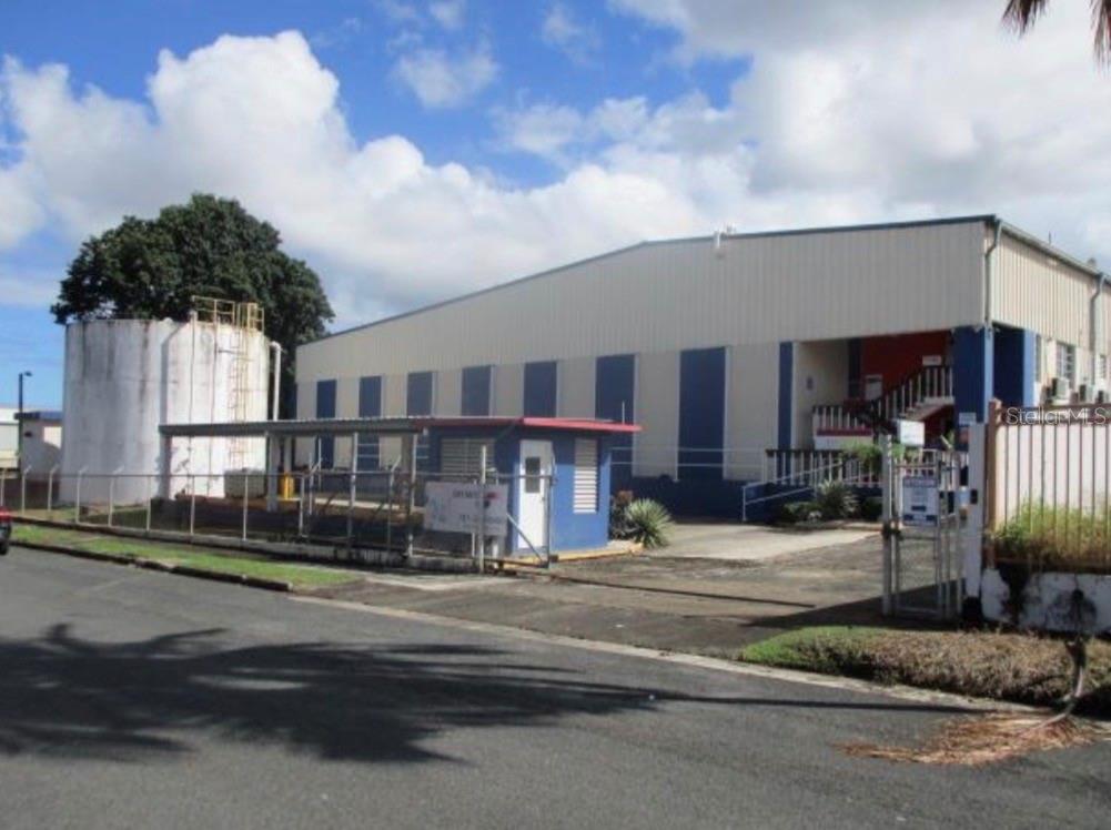Located in Carolina, this exceptional industrial property offers a rare opportunity in the growing commercial real estate Puerto Rico market. This versatile warehouse for sale in Puerto Rico features approximately 48,421 square feet of combined warehouse, workshop, office, mezzanine, loading dock, and cold storage space, making it ideal for logistics, distribution, manufacturing, storage, or industrial operations. The property includes multiple functional areas such as Taller A and Taller B workshop spaces, low and high-clearance warehouses, a large back warehouse, loading dock warehouse, office areas with integrated cold rooms, mezzanine storage, and extensive operational infrastructure designed for efficient commercial use. Strategically positioned in Carolina with convenient access to major highways, ports, and the international airport, this property provides excellent connectivity for local and international business operations. Its flexible layout and industrial capabilities make it an outstanding investment opportunity for companies seeking premium industrial facilities in Puerto Rico’s expanding logistics and commercial sector. For additional information about this warehouse for sale in Puerto Rico, contact us! Matin Gonzalez Industry Park Puerto Rico.